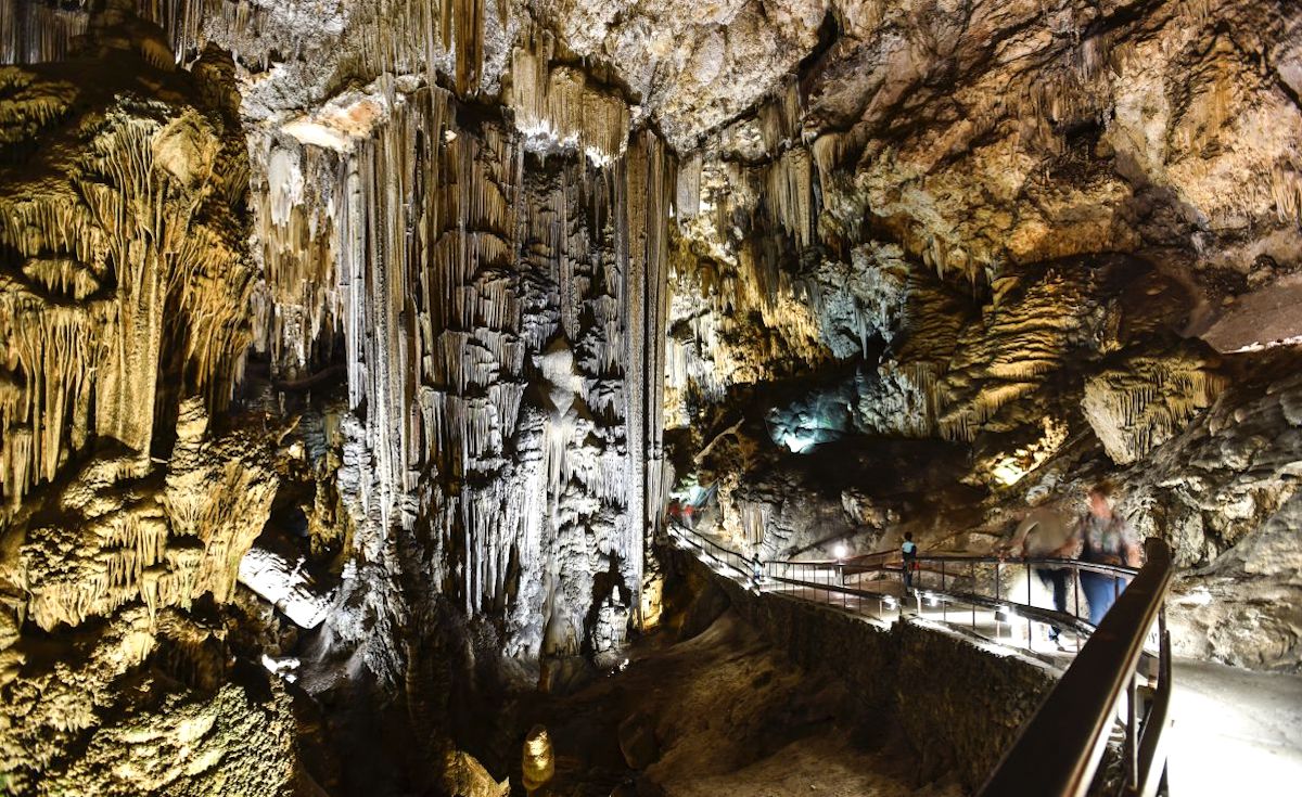 Turismo barato por la ciudad de Málaga: Tour por Frigiliana y Cueva de Nerja