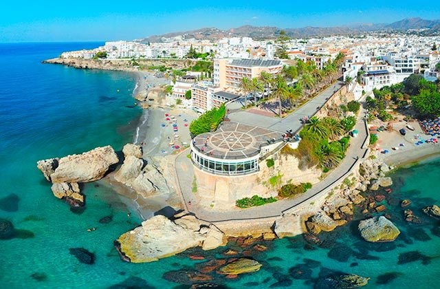 Turismo barato por la ciudad de Málaga: Excursión a Nerja, Frigiliana y El Acebuchal.