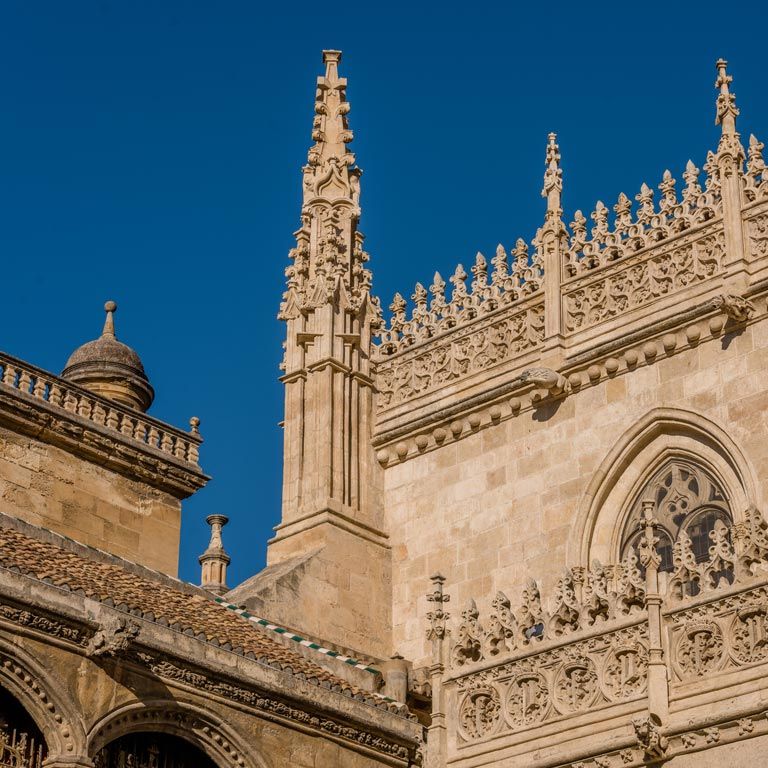 Turismo barato por la ciudad de Granada. Visita guiada de la Catedral y la Capilla Real.